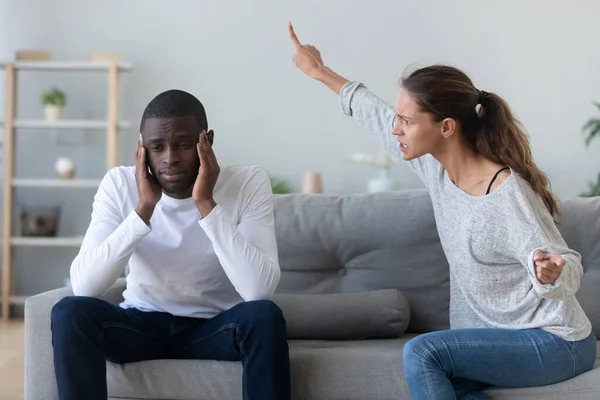 Frustrato africano americano uomo stanco di litigare urlando moglie . — Foto Stock