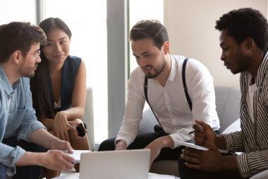 Proje üzerinde çalışan çok ırklı profesyonellerden oluşan bir ekip