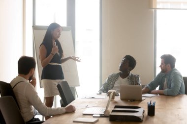 Çeşitli şirket personeli için Asya koçu sunumu yapıyor