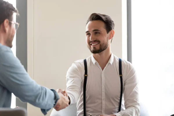 Affärsmän börjar formellt möte skaka hand uttrycka respekt — Stockfoto