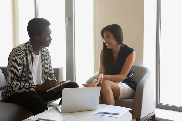 Asiática mujer africana colegas masculinos trabajando juntos en proyecto empresarial —  Fotos de Stock