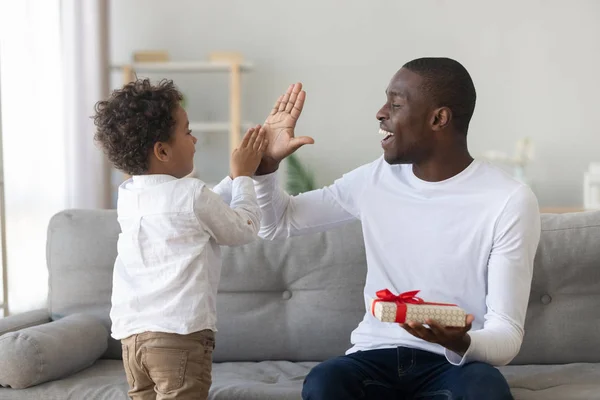 Spännande glad afrikansk ameican man ger hög fem till son. — Stockfoto