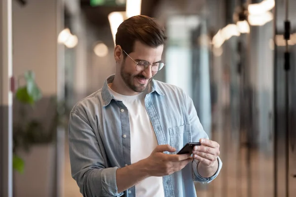 Podnikatel držící gadget trávit čas během přestávky chatování s přítelem — Stock fotografie