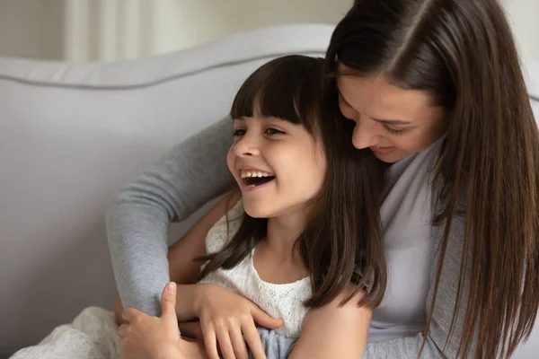 Grappig dochtertje hebben plezier thuis met liefhebbende moeder — Stockfoto