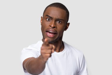 Çılgın kızgın Afrikalı Amerikalı adam kamerayı işaret ediyor.