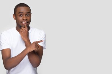 Afro-Amerikalı adam kopyalama alanını işaret ediyor, gizli bilgi