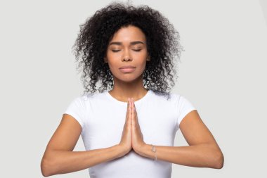 Sakin Afrikalı Amerikalı kadın yoga, meditasyon, namaste hareketi yapıyor.