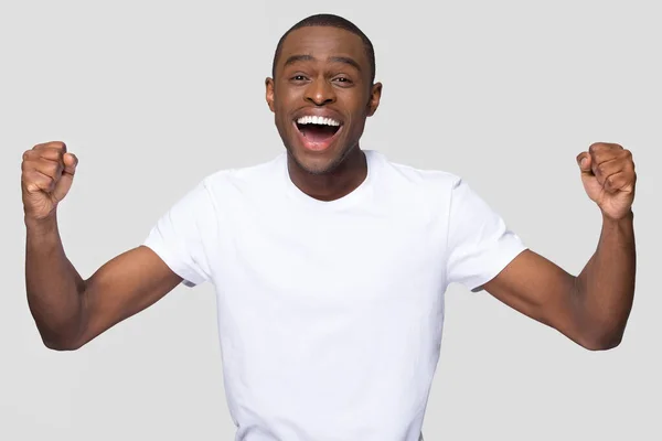 Feliz hombre afroamericano sonriente celebrando el éxito, buenas noticias —  Fotos de Stock