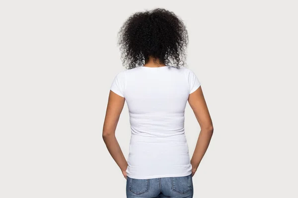 Sorrindo afro-americano mulher em branco t-shirt de volta mock up — Fotografia de Stock