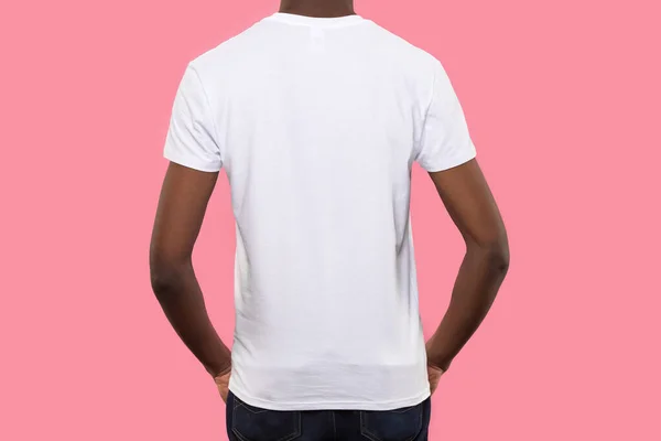 Afroamerikansk man i blank vit t-shirt tillbaka mocka upp — Stockfoto