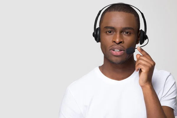 Operador de suporte, homem afro-americano em fones de ouvido com microfone — Fotografia de Stock