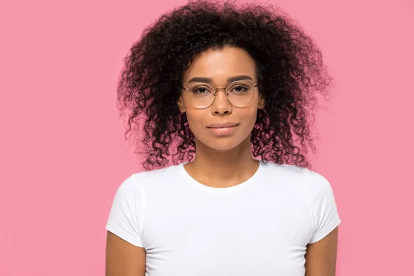 Testa ritratto fiducioso donna afro-americana in occhiali — Foto Stock