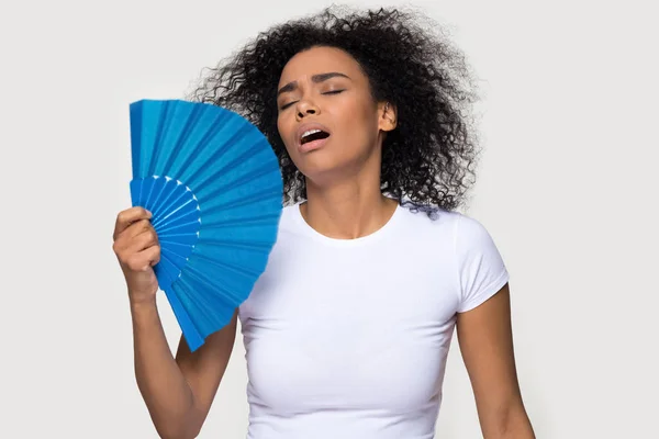 Cansada mujer afroamericana que sufre de calor, abanico ondulante —  Fotos de Stock
