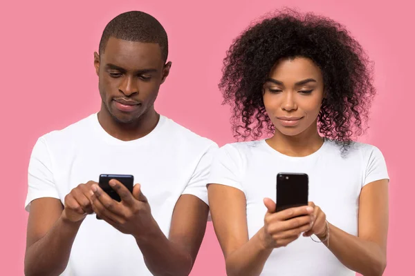 African American couple using mobile phones, looking at screen — Stock Photo, Image