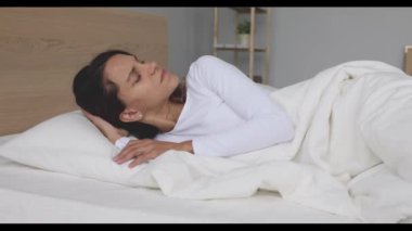 Uykudan sonra fibromiyalji geçiren mutsuz genç bayan..