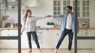Mutlu romantik çift karı koca mutfakta dans ediyor.