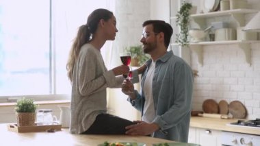 Mutfakta sohbet eden genç ve mutlu bir çift.