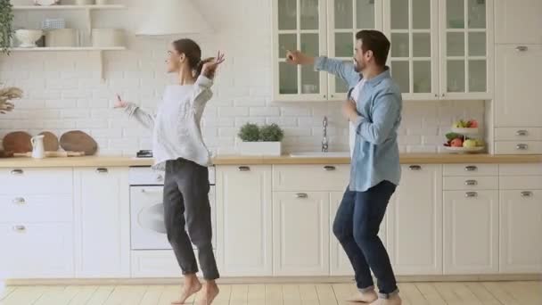 Feliz pareja romántica joven funky bailando saltar en la cocina — Vídeos de Stock