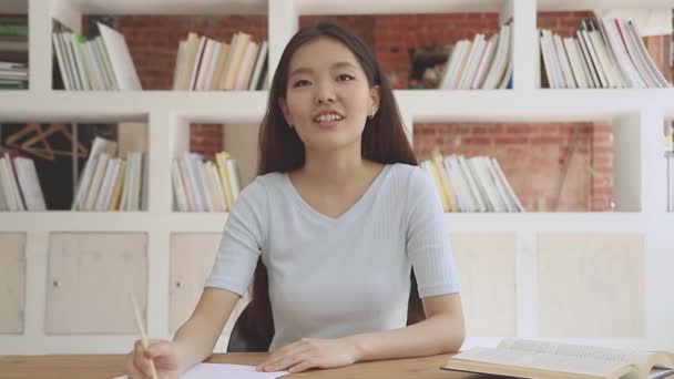 Feliz chinês vietnamita mulher blogueira gravação de vídeo educativo . — Vídeo de Stock