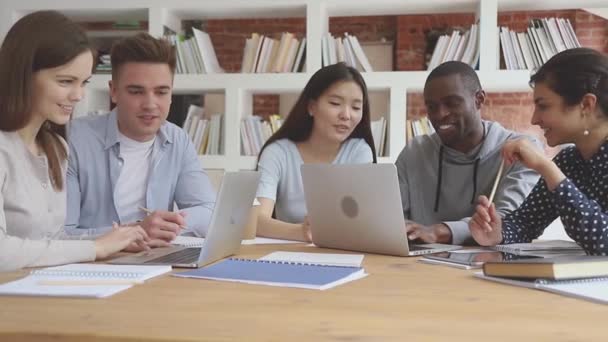 Happy focado diversos estudantes que trabalham em grupos em computadores . — Vídeo de Stock