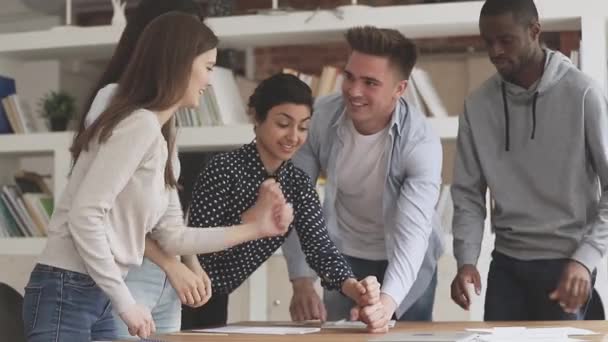 Felices jóvenes empresarios diversos haciendo puños pirámide . — Vídeo de stock