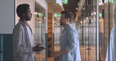 Genç Afrikalı ethinicity çalışanı danışmanlık yapıyor..