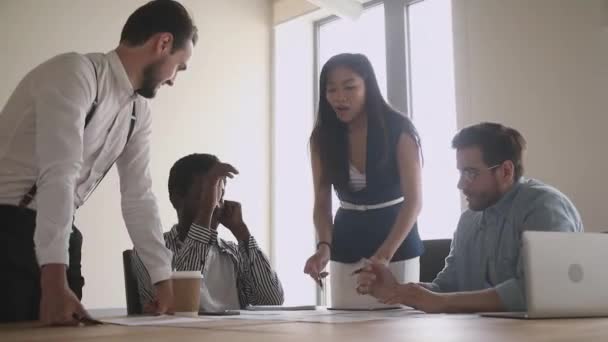İş yerinde şirket stratejisi üzerinde çalışan motivasyon odaklı farklı takım arkadaşları. — Stok video