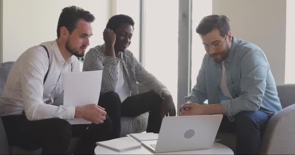 Erfolgreiche Millennial Manager Unternehmer diskutieren Geschäftsideen. — Stockvideo