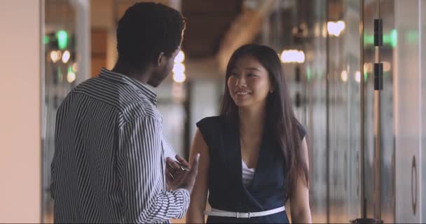 Amistosa joven asiática mujer de negocios hablando con africano americano collegue . — Vídeos de Stock