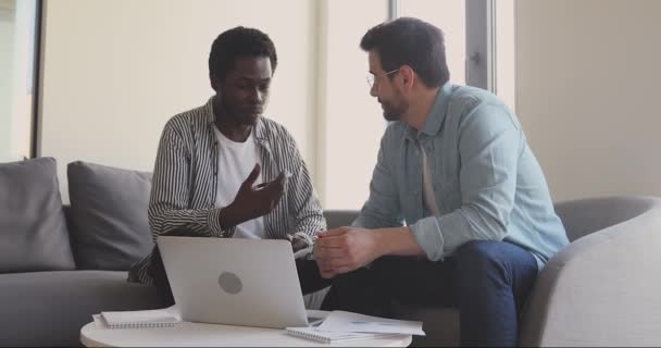 Jóvenes practicantes afroamericanos consultan con mentor profesional . — Vídeos de Stock