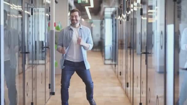 Ενθουσιασμένος νέος υπάλληλος γιορτάζει την επιχειρηματική επιτυχία. — Αρχείο Βίντεο