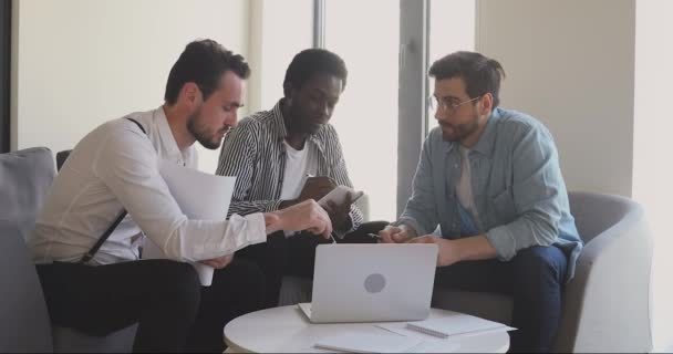 Motiverade unga multiraciala affärsmän diskuterar startupprojekt. — Stockvideo