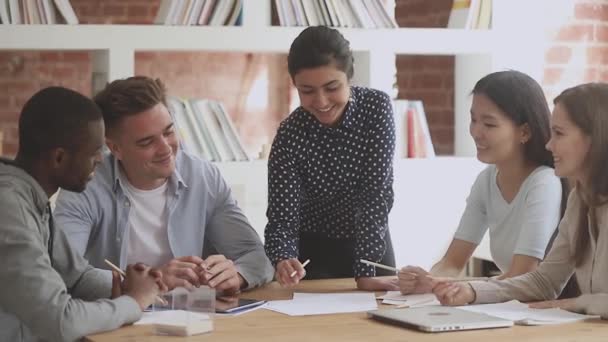 Lachende multiraciale studenten luisteren naar vrienden, uitleggen van educatief materiaal. — Stockvideo