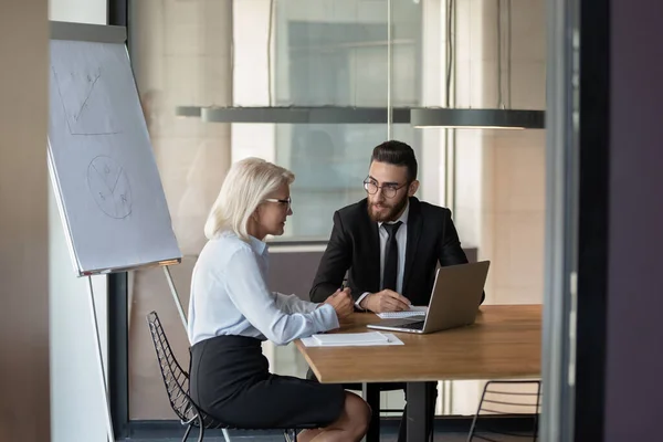 Empleados multirraciales hablan cooperando en reunión de oficina — Foto de Stock