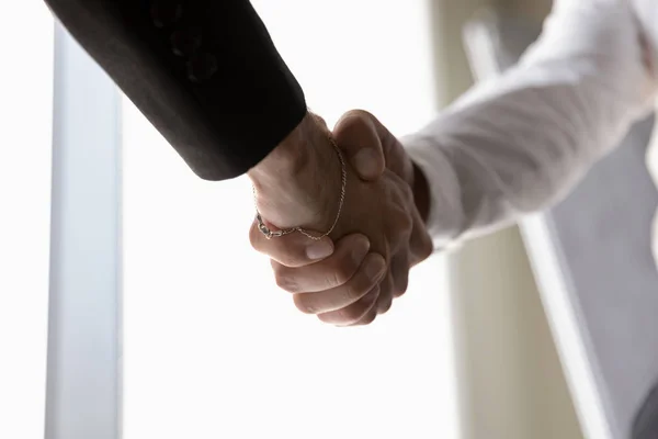 Empresarios saludo apretón de manos o cierre acuerdo en la reunión — Foto de Stock