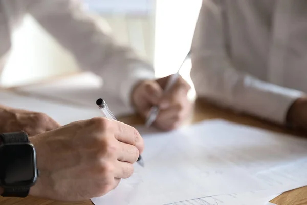 Närbild av företagare brainstorm diskuterar pappersarbete — Stockfoto