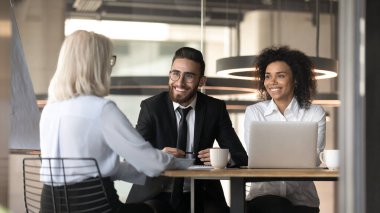 Röportajda kadın başvuru sahiplerinden etkilenen gülen çok ırklı işverenler