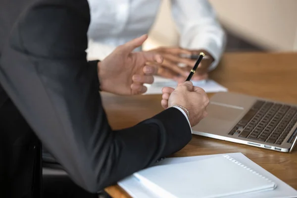 Primer plano de diversos empresarios que cooperaron en la reunión —  Fotos de Stock