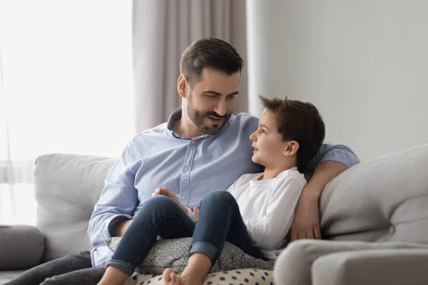Kleine zoon heeft zelfvertrouwen gesprek met vader thuis — Stockfoto