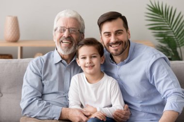 Büyükbaba oğul ve torun çok nesilli aile fotoğrafı.