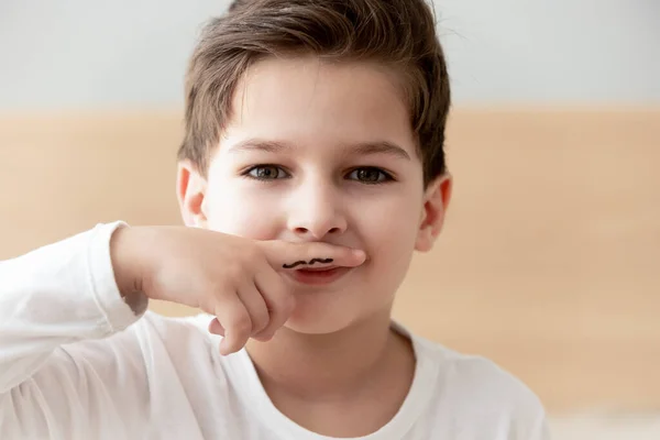Мальчик, как взрослый нарисовал усы на пальце положить на губы — стоковое фото