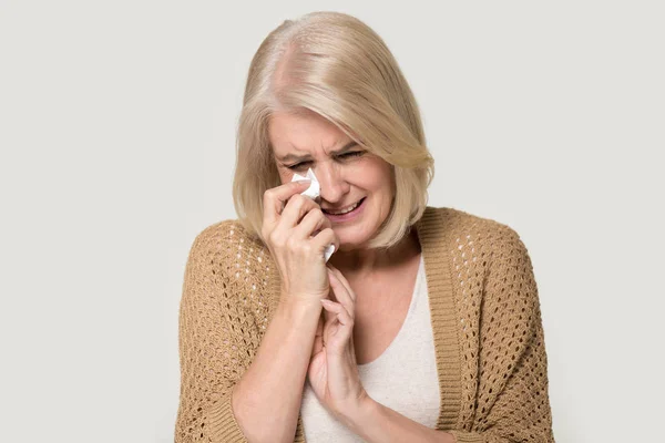 Wanhopige oude vrouw huilen vegen tranen met zakdoek — Stockfoto
