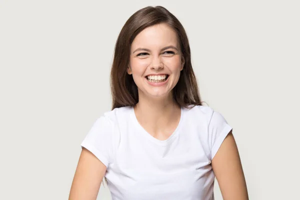 Headshot of young pretty brunette girl sincerely laughing at joke — Stock Photo, Image