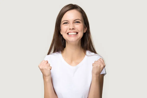 Jeune femme excitée serrer les poings comme signe de victoire — Photo