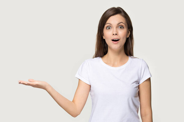 Возбужденная женщина тысячелетия потрясена, держась за руку для копирайта
