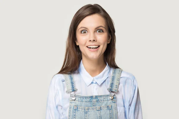 Headshot van opgewonden gelukkig duizendjarige vrouw op zoek nerdy als kind — Stockfoto