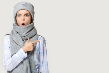 Milenyum kadınlarının kopyalamak için parmaklarını kenara çekmesine şaşırdım.