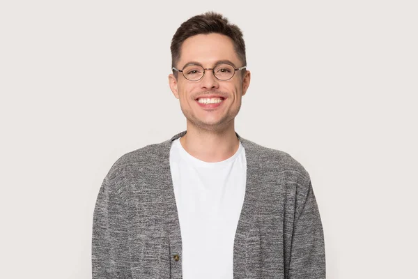 Head shot of smiling millennial man looking at camera — Stock Photo, Image