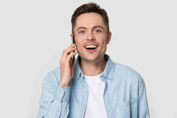 Akıllı telefondan konuşan mutlu bir adamın fotoğrafı. — Stok fotoğraf