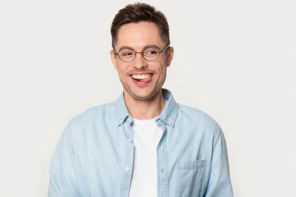 Lustiger lachender Mann mit Brille posiert im Fotostudio — Stockfoto